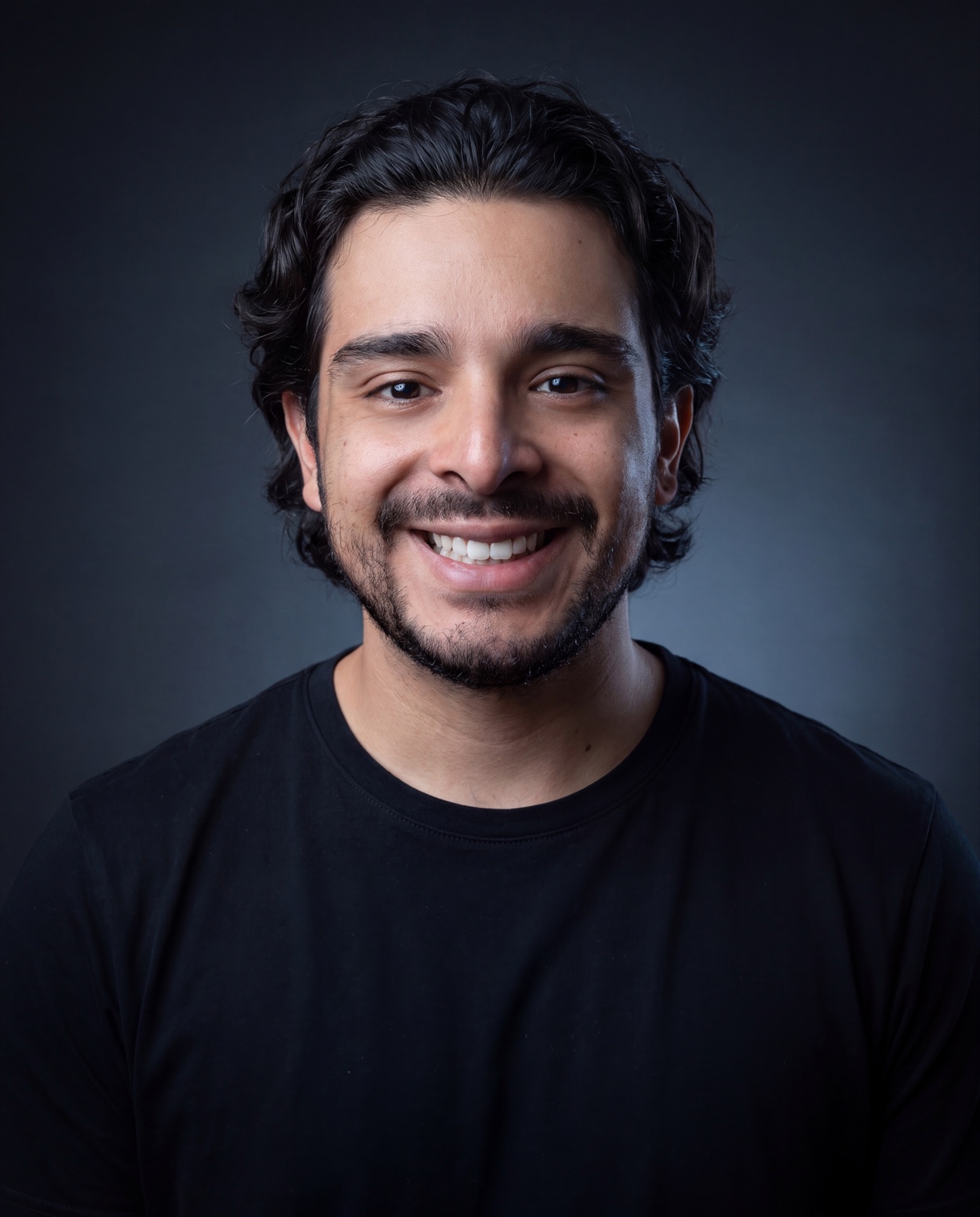 Gregorio sonriendo, retrato en blanco y negro